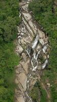 tropisch waterval in noordelijk Thailand in Chiang mei. video