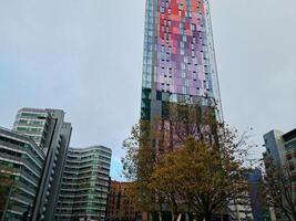 más hermosa bajo ángulo ver de central Oeste croydon Londres ciudad de Inglaterra Reino Unido durante nublado y lluvioso día. noviembre 20, 2023 foto