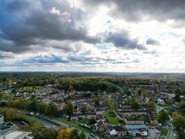 hermosa alto ángulo ver de cielo y dramático nubes terminado central hemel cáñamo ciudad de Inglaterra genial Bretaña. noviembre 5to, 2023 foto