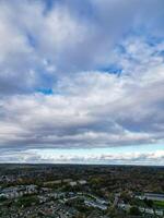 hermosa alto ángulo ver de cielo y dramático nubes terminado central hemel cáñamo ciudad de Inglaterra genial Bretaña. noviembre 5to, 2023 foto