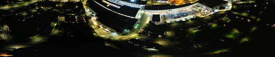 aéreo panorámico ver de iluminado central Hatfield ciudad de Inglaterra Reino Unido durante noche. marzo 9, 2024 foto