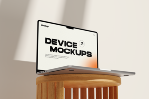 Laptop mockup on wooden table psd