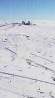 verticaal video van serra da estrela de hoog punt van Portugal continentaal gedekt met sneeuw antenne visie