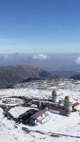 verticaal video van serra da estrela de hoog punt van Portugal continentaal gedekt met sneeuw antenne visie