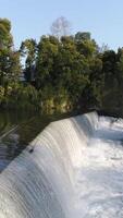 Vertikale Video von Fluss Wasserfall Antenne Aussicht