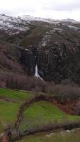 verticaal video van berg waterval antenne visie