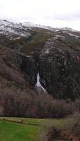 vertikal video av berg vattenfall antenn se