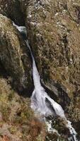 Vertikale Video von Berg Wasserfall Antenne Aussicht