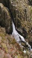 vertikal video av berg vattenfall antenn se