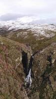 Vertikale Video von Berg Wasserfall Antenne Aussicht
