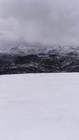 verticaal video van besneeuwd bergen antenne visie