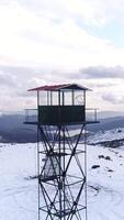 Vertikale Video von schneebedeckt Berge Antenne Aussicht