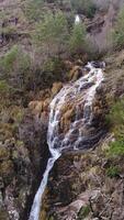 verticaal video van cascade in de bergen antenne visie