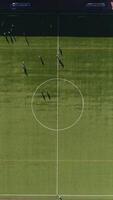 Vertikale Video von Fußball Spiel Antenne Aussicht