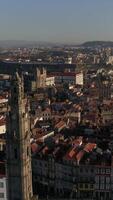 vertical vídeo ciudad de porto Portugal aéreo ver video