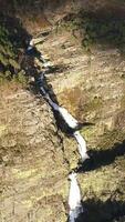 vertical vídeo do corrente dentro a montanhas aéreo Visão video