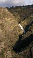 vertical vídeo do corrente dentro a montanhas aéreo Visão video