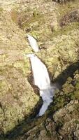 Vertikale Video von Strom im das Berge Antenne Aussicht