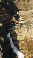 Vertikale Video von Strom im das Berge Antenne Aussicht