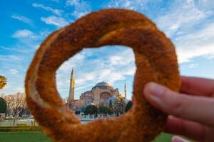 hagia Sofía y turco rosquilla alias simita viaje a Estanbul concepto foto