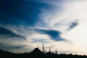 silueta de suleymaniye mezquita a puesta de sol con Copiar espacio para texto. foto