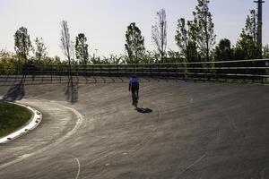 motorista formación en el parque en un carrera de bicicletas pista. sano estilo de vida concepto foto