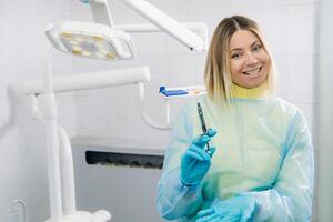 el dentista sostiene un inyección jeringuilla para el paciente en el oficina foto