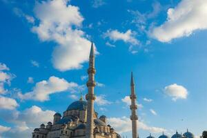 islámico antecedentes foto. eminonu nuevo mezquita o Yeni cami en Estanbul foto