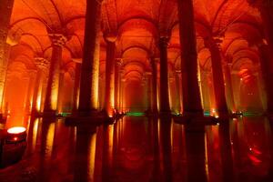 basílica cisterna en Estanbul. columnas y bóvedas de basílica cisterna foto