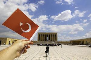 turco nacional vacaciones. hombre ondulación un turco bandera en anitkabir en ankara foto