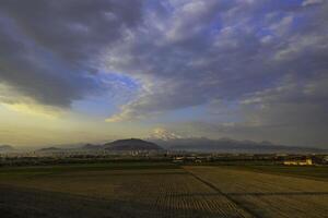 montar erciyes a amanecer. paisaje urbano de Kayseri y montar erciyes panorámico vista. foto