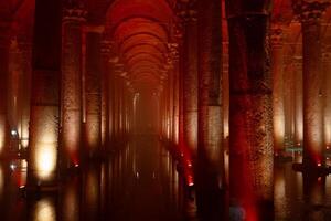 columnas y reflexiones en el agua de un cisterna. basílica cisterna en Estanbul foto