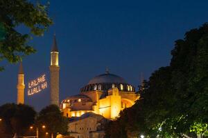 hagia Sofía o ayasofya mezquita a noche. islámico foto