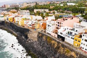 parte superior ver de el ciudad de punta brava y un casado Pareja cerca el ciudad de puerto Delaware la cruz en el isla de tenerife, canario islas, atlántico océano, España foto