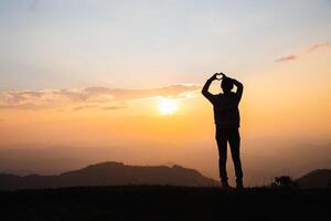 silueta de mujer Orando a Dios más alto fe en religión y creencia en Dios establecido en oración. el poder de esperanza o amor y devoción. foto