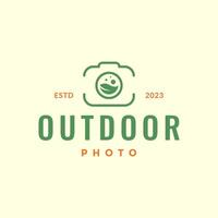 cámara fotografía naturaleza hojas al aire libre engranaje línea estilo mínimo hipster de colores logo diseño vector ilustración
