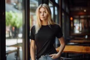 ai generado joven rubia mujer vistiendo bella lona negro t camisa y vaqueros, a un acogedor restaurante en veranos día. diseño camiseta plantilla, impresión presentación Bosquejo. ai generado. foto