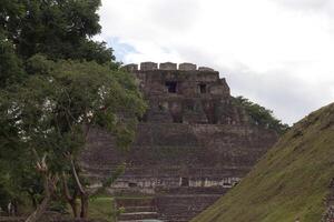 lamanai arqueológico reserva maya mástil templo en belice selva foto