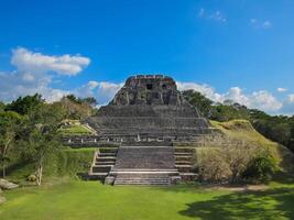 lamanai arqueológico reserva maya mástil templo en belice selva foto