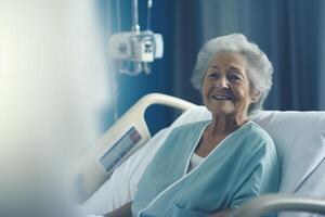 ai generado sonriente mayor mujer en hospital cama. demencia y Alzheimer paciente concepto. mayor persona enfermedad. antiguo mujer cuidado de la salud. Jubilación mujer en hospital habitación. mayor bienestar foto