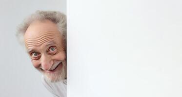 ai generado gracioso mayor hombre sonriente, asomándose, echar un vistazo fuera desde detrás blanco blanco pared antecedentes foto