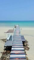 en bois jetée sur une tropical déserté paradis île. video