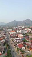 antenne horizon visie van vang vieng in laos. video