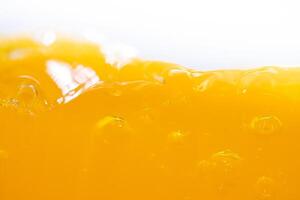 cerca arriba brillante naranja jugo chapoteo textura para salud y naturaleza ondas, hermosa olas curva y pequeño burbujas suave para garphic diseño y antecedentes foto