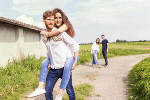 grupo de joven hermoso personas caminar juntos foto