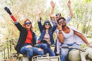 grupo de mejor amigos juntos tener divertido montando un Clásico motocicleta con sidecar foto