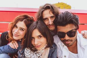 mejor amigos tomar un selfie al aire libre con natural ligero. foto