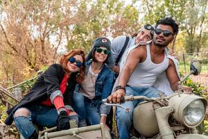 grupo de mejor amigos juntos tener divertido montando un Clásico motocicleta con sidecar foto