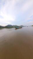 se av en traditionell långsam båt cruising längs de majestätisk mekong flod i laos video