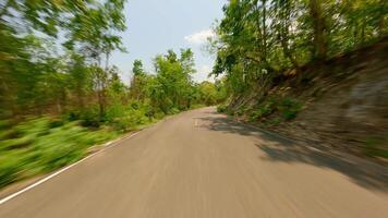 velozes fpv voar sobre a estrada dentro a meio do verde floresta dentro verão, Tailândia video